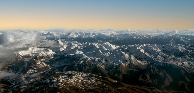 Vista aérea de las montañas Vista aérea de Snowy Mountain Vista aérea de montañas y glaciares desde la ventana del avión Paisaje de Mountain view desde la ventana del avión