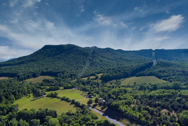 Vista aérea de las montañas en West Virginia en el bosque de árboles verdes de verano en la ciudad de Daleville