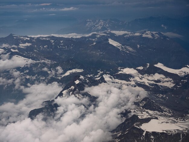 Vista aérea del Monte Blanco en el Valle de Aosta en Italia