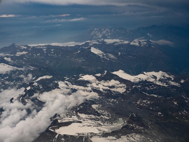 Vista aérea del Monte Blanco en el Valle de Aosta en Italia