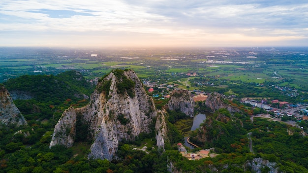 Vista aérea del Monte Khao Ngoo Rock Park o Thueak Khao Ngu, Ratchaburi Antiguos monumentos en Ratchab