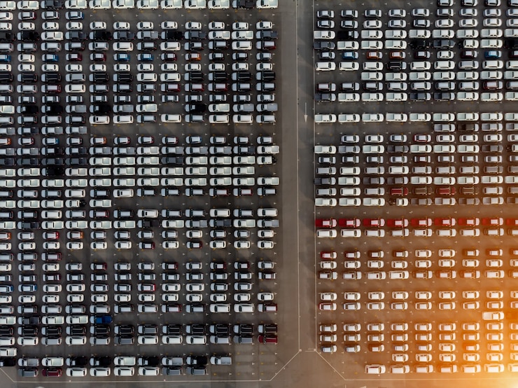 Foto vista aérea de un montón de automóviles para la importación y exportación de envío por barco