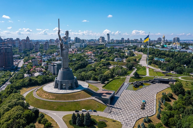 Vista aérea del monumento a la madre patria en kiev