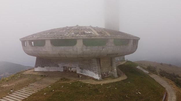 Vista aérea de un monumento soviético abandonado Buzludzha hecho al estilo del brutalismo Bulgaria