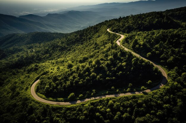 Foto vista aérea mostrando a grandeza da natureza com o fotorealismo das estradas sinuosas