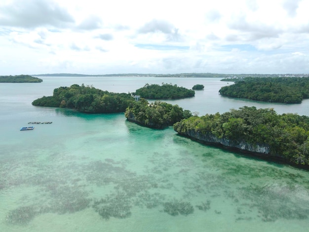 Vista aérea de muchas pequeñas islas en Molucas, Indonesia