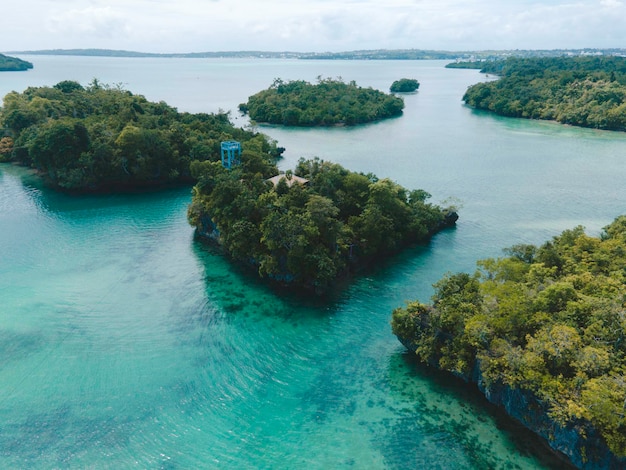 Vista aérea de muchas pequeñas islas en Molucas, Indonesia