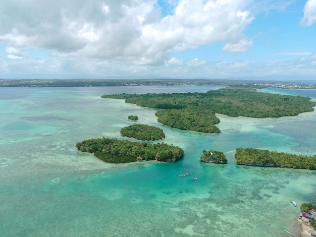 Vista aérea de muchas pequeñas islas en Molucas, Indonesia