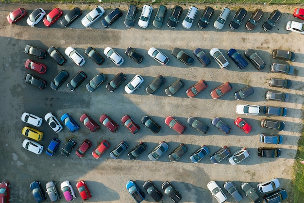Vista aérea de muchos autos coloridos estacionados en el estacionamiento del distribuidor para la venta