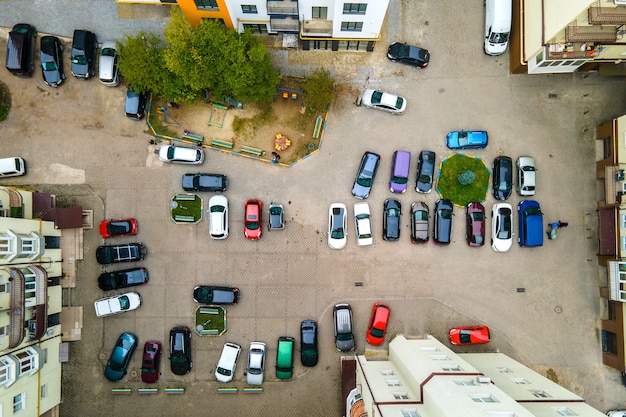 Vista aérea de muchos autos coloridos estacionados en estacionamiento público