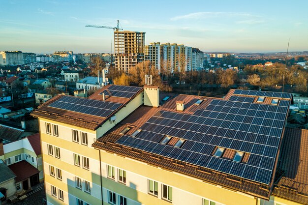 Vista aérea de muchos paneles solares fotovoltaicos montados del techo del edificio industrial.