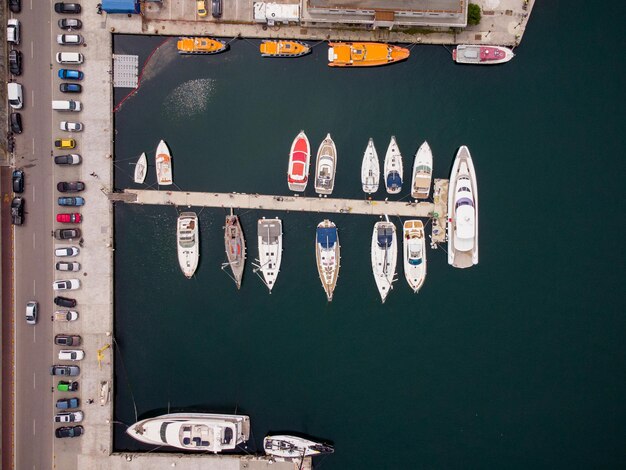 Vista aérea de muchos yates y barcos amarrados en el puerto deportivo