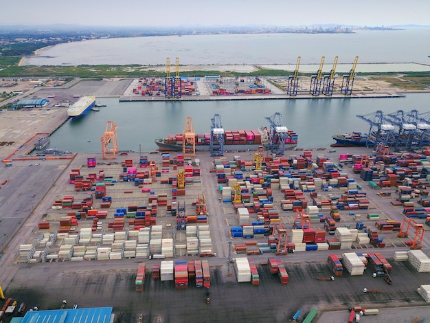 Vista aérea de un muelle comercial desde el mar contra el cielo