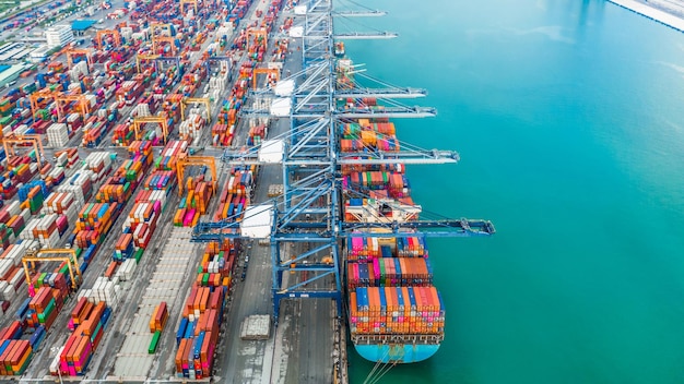 Vista aérea del muelle comercial