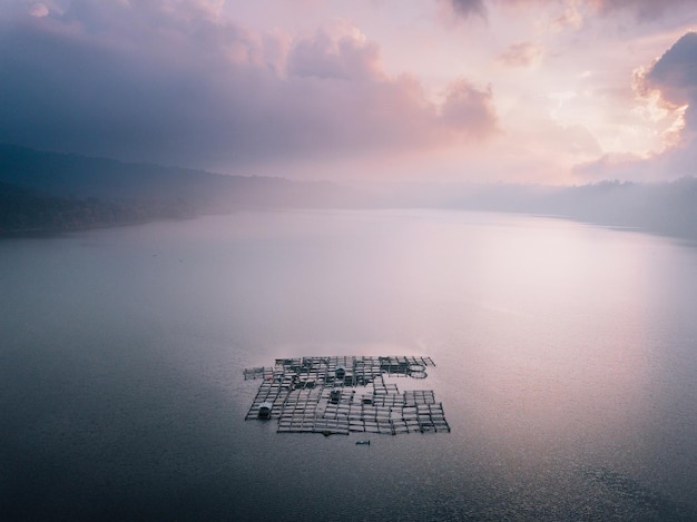 Vista aérea de un muelle flotante en el mar contra el cielo