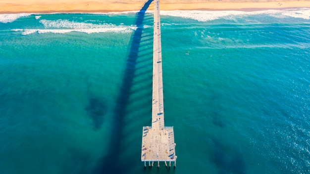 Vista aérea del muelle en la playa sobre el mar
