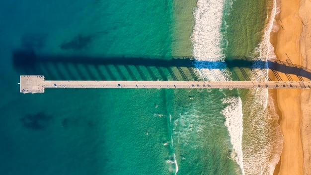 Vista aérea del muelle en la playa sobre el mar
