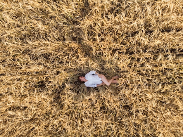 Vista aérea, de, mujer, acostado, en, el, campo de trigo