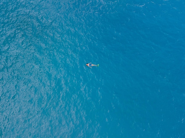 vista aérea, de, mujer, natación, en, aletas