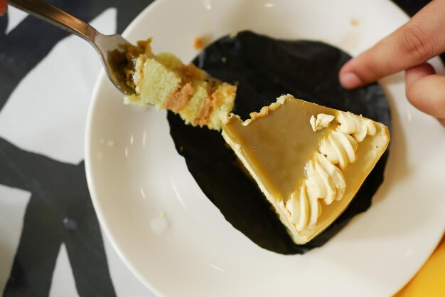 Vista aérea de mujeres comiendo tarta de limón