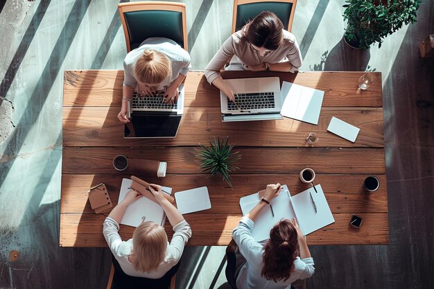 Vista aérea de mujeres empresarias trabajando en una mesa en un nuevo proyecto comercial