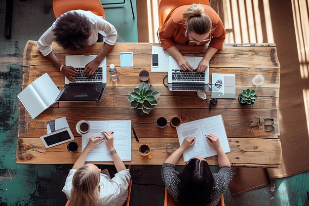 Vista aérea de mujeres empresarias trabajando en una mesa en un nuevo proyecto comercial