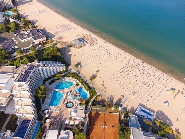 Vista aérea de la multitud de personas relajándose en la playa en Albena Bulgaria