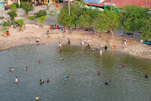 vista aérea de la multitud de turistas en el parque temático de la playa de Ancol durante la temporada de vacaciones en Yakarta