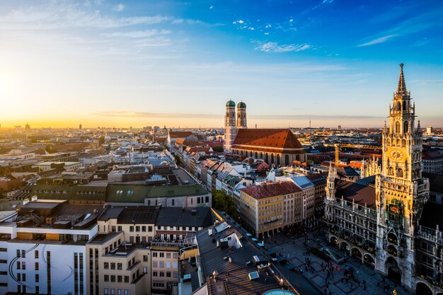 Foto vista aérea de múnich - marienplatz neues rathaus y frauenkirche desde la iglesia de san pedro al atardecer múnich alemania