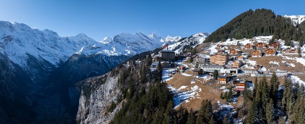 Vista aérea de murren suiza muestra un tranquilo pueblo de montaña