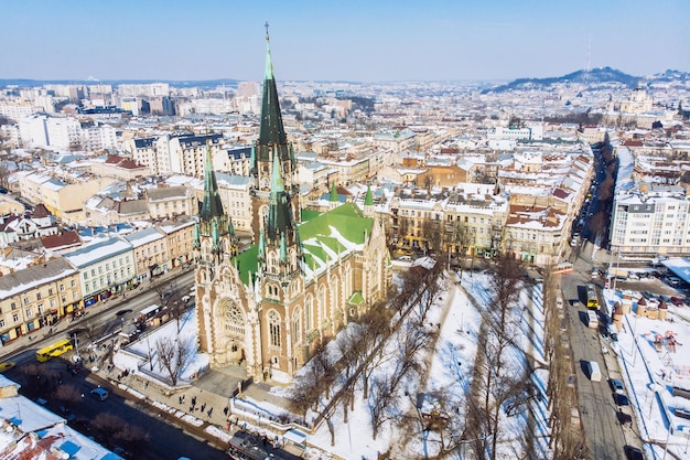 Vista aérea na antiga igreja europeia em dia de inverno