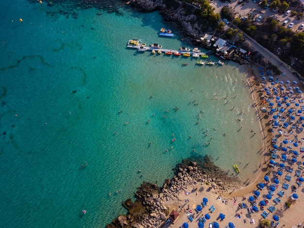 Vista aérea na bela praia com espreguiçadeiras perto do mar azul