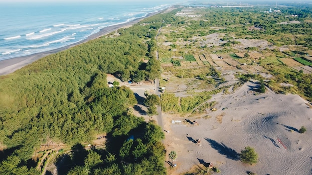 Vista aérea na bela praia da manhã