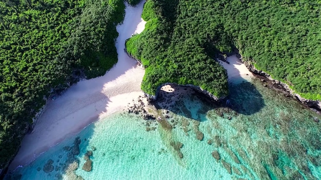 Vista aérea na cor da natureza incrível da água e lindamente brilhante sobre a sagacidade da praia