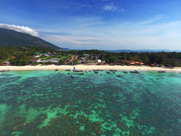 Vista aérea na ilha tropical de Koh Lipe