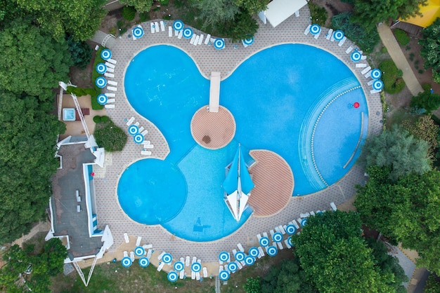 Vista aérea na piscina do hotel