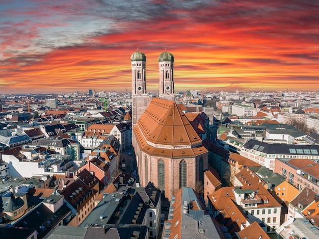 Vista aérea na prefeitura de marienplatz e frauenkirche em munique