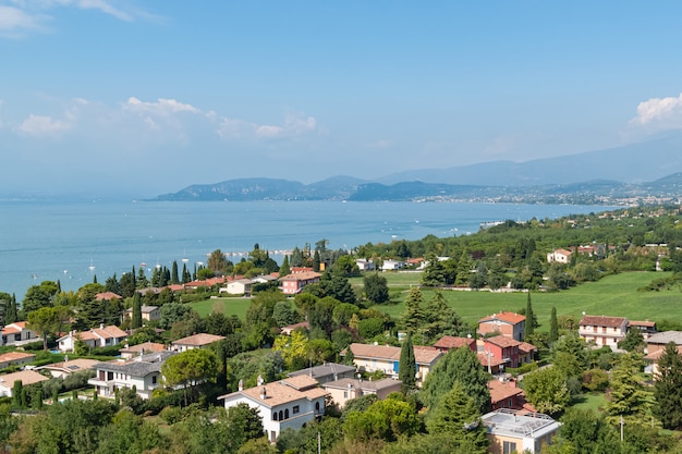 Vista aérea na vila costeira no vale verde perto do lago Garda