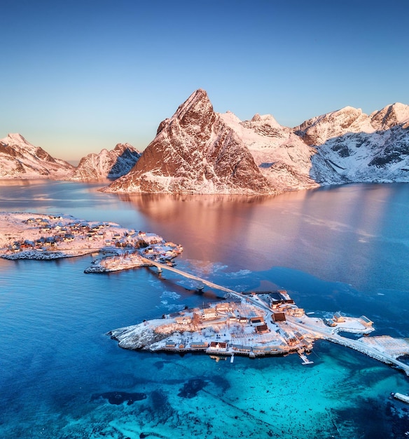 Vista aérea nas ilhas lofoten noruega montanhas e mar durante o pôr do sol paisagem natural do ar no drone noruega no inverno