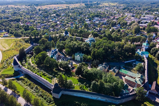 Vista aérea nas paredes do Mosteiro da Dormição Sagrada PskovoPechersky Pechory Rússia