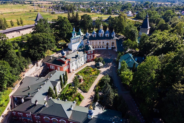 Vista aérea nas paredes do Mosteiro da Dormição Sagrada PskovoPechersky Pechory Rússia