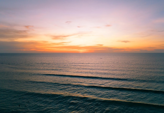 Vista aérea Naturaleza hermosa Luz Puesta de sol o amanecer sobre la superficie del mar Colorido Dramático paisaje majestuoso Cielo con nubes asombrosas en el fondo de la nube del cielo al atardecerVista de ángulo alto