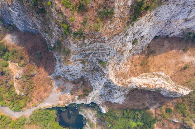 Vista aérea naturaleza paisaje montaña roca y piedra de alto acantilado