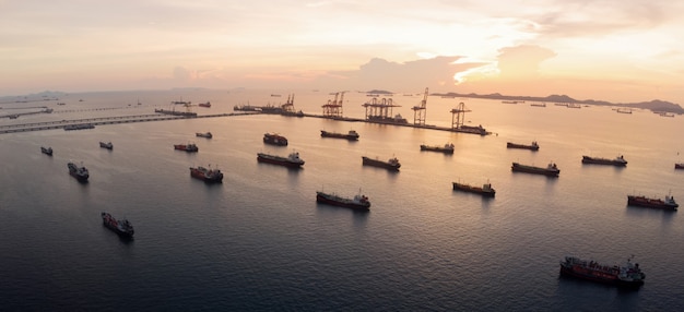 Vista aérea de la nave de gas alrededor del puerto terminal internacional de la nave.