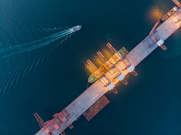 Vista aérea de la nave de gas alrededor del puerto terminal internacional de la nave.