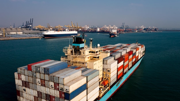 Vista aérea navio de carga contentor grande transporte de contentores comerciais em negócios de exportação de importação