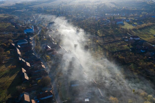 Vista aérea de la neblina matutina sobre un pueblo