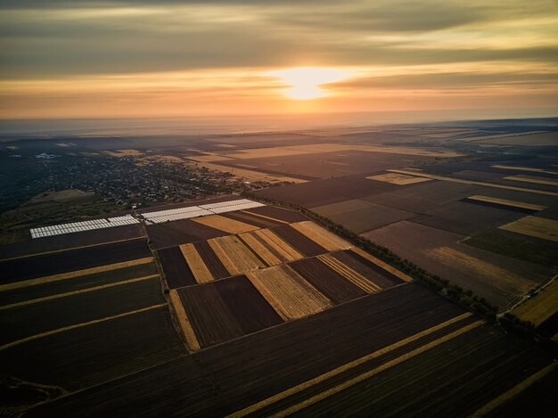 Vista aérea no campo durante o pôr do sol. Paisagem do drone. Paisagem agrícola do ar. Agricultura - imagem