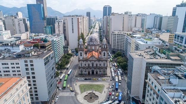 Vista aérea no centro do rio de janeiro da igreja da candelária.