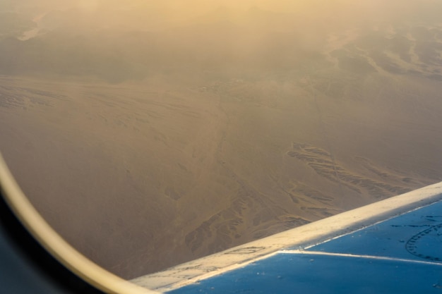 Vista aérea no deserto árabe e nas montanhas do Mar Vermelho da janela do avião